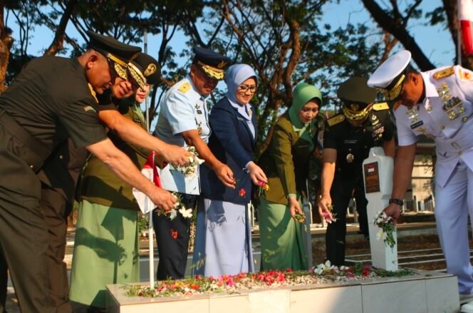 
Kenang Jasa Pahlawan, Kasdam XIV/Hasanuddin Pimpin Ziarah Rombongan HUT ke-81 TNI di TMP Panaikang