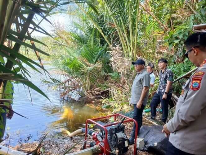 
Pelaksana Tugas (Plt.) Bupati Sitaro Heronimus Makainas bersama Kapolres Sitaro AKBP Ronald Andry Mauboy turun langsung memantau sumber mata air Danau Kapeta dan fasilitas Sistem Penyediaan Air Minum (SPAM), Kamis, 27/8/2026.