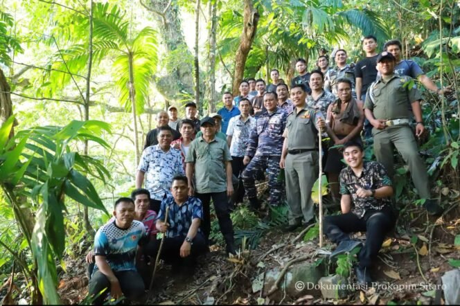 
Pelaksana Tugas (Plt.) Bupati Kepulauan Siau Tagulandang Biaro (Sitaro), Heronimus Makainas, berjalan menyusuri jalur terjal menuju sumber mata air Gunung Tamata di wilayah Kampung Peling, Kecamatan Siau Barat, Kamis, 27/8/2026