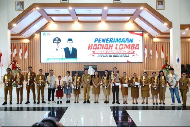 
Penjabat Sekretaris Daerah (Pj. Sekda) Kabupaten Kepulauan Siau Tagulandang Biaro (Sitaro), Eddy Salindeho, menyerahkan hadiah kepada para pemenang lomba Semarak Kemerdekaan ke-81 Republik Indonesia di Auditorium Pemerintah Kabupaten Sitaro, Senin, 31/8/2026.