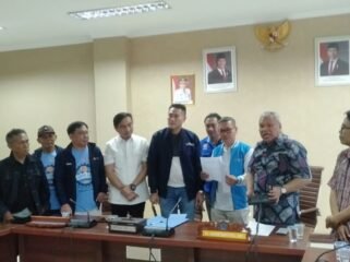 Wakil Ketua DPRD Sulut Royke Anter, Amir Liputo, Nico Lomban saat menerima aspirasi buruh yang diserahkan Ketua KSPSI Sulut Tommy Sampelan bersama para koordinator aksi.(1st)