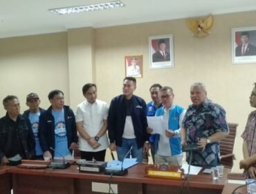 Wakil Ketua DPRD Sulut Royke Anter, Amir Liputo, Nico Lomban saat menerima aspirasi buruh yang diserahkan Ketua KSPSI Sulut Tommy Sampelan bersama para koordinator aksi.(1st)