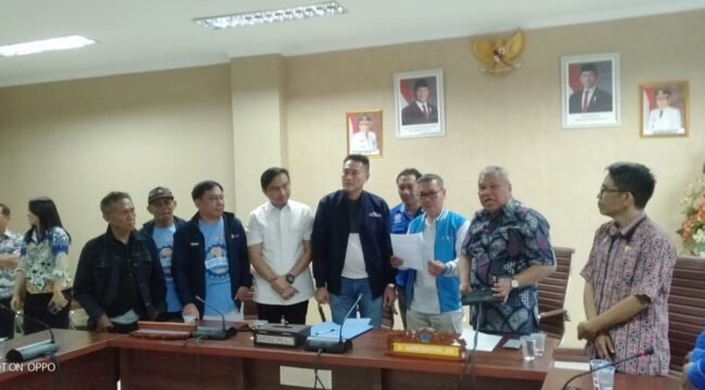 Wakil Ketua DPRD Sulut Royke Anter, Amir Liputo, Nico Lomban saat menerima aspirasi buruh yang diserahkan Ketua KSPSI Sulut Tommy Sampelan bersama para koordinator aksi.(1st)