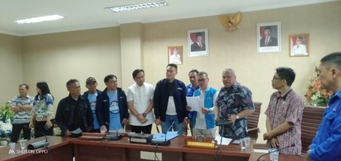 
Wakil Ketua DPRD Sulut Royke Anter, Amir Liputo, Nico Lomban saat menerima aspirasi buruh yang diserahkan Ketua KSPSI Sulut Tommy Sampelan bersama para koordinator aksi.(1st)