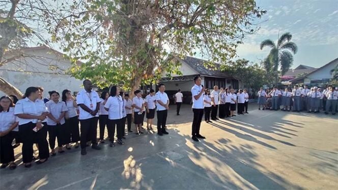 
Foto - Kabid SMA Dikda Sulut Chemry Lebe S.Pd.M.Pd Saat Memberikan Arahan di SMA Negeri 7 Manado