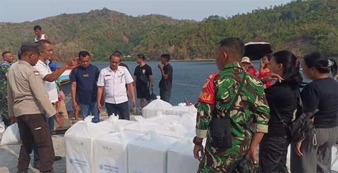 
PMD Sangihe Distribusikan Logistik Pilkades Ke Tatoareng
