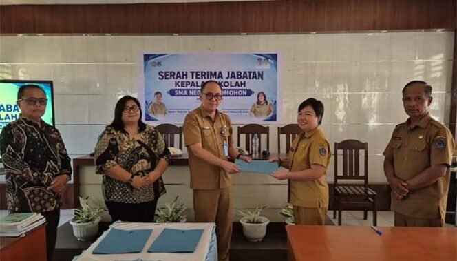 
Foto - Plt Sekretaris Dikda Sulut Bravo Turangan ST ( tiga dari kiri) menyerahkan SK Plt Kepsek SMA Negeri 1 Tomohon kepada Ibu Rusniaty Tuerah S.Pd.M Si ( dua dari kanan) disaksikan Korwas Dikda Machon Kantale S.Pd M Pd ( paling kanan) dan Mantan Kepsek Dr Maria Walukouw S Pd M.Hum( kedua dari kiri)
