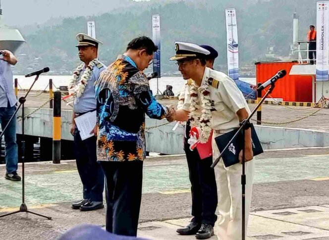 
Wali Kota Bitung, Hengky Honandar saat menyambut kedatangan peserta Marpolex 2026 di Pelabuhan Samudera Bitung. Kamis(08/10/26). 