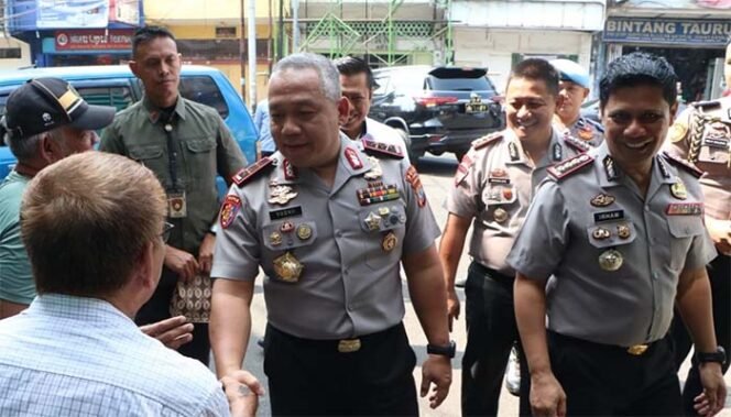 
Kapolda Irjen Pol Yudho Hermanto saat giat kunjungan silahturahmi kamtibmas di Kawasan Kuliner Jalan Roda Manado, tampak didampingi  Kapolresta Manado Kombes Pol Irham Halid,D.I.K  (kanan).
(Foto:dokhumaspolda)