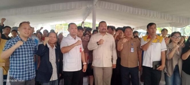 
 Foto - Anggota DPR- RI Komisi III Martin Tumbelaka ( tengah) dan Kepala BNN Sulut Brigjen Pol Jemmy S ( kedua dari kanan) Dr Reinhard Tololiu SH.MH ( tiga dari kiri)