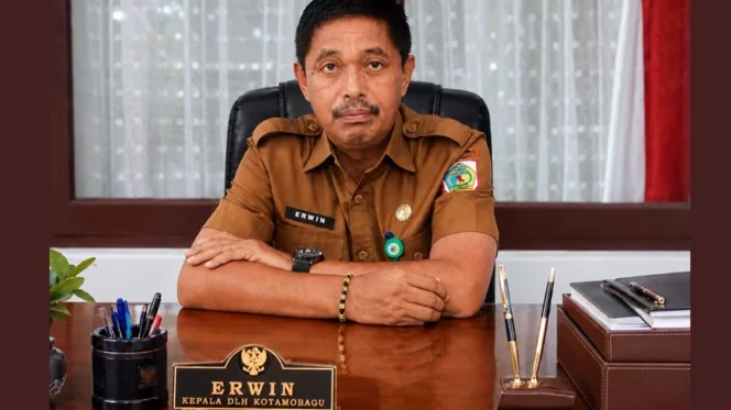 
Kadis DLH Kotamobagu Erwin Pasambuna Ingatkan Pedagang Jaga Kebersihan Pasar 23 Maret