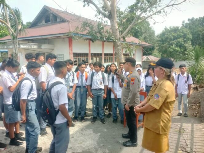 
Bangun komunikasi Bersama Generasi Muda Polres Bitung Hadir di Tengah Pelajar