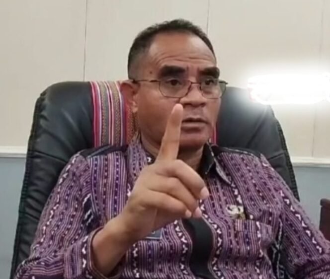 
Kadis Pendidikan NTT Geram: SAYA SEGERA PANGGIL KEPSEK! 80 HP Siswa  Diambil Diam-Diam