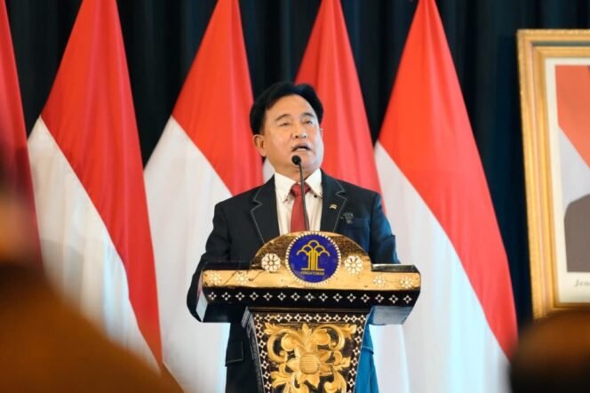 
Menko Yusril Ihza Mahendra Dorong Penyederhanaan Regulasi dan Keselarasan Penegakan Hukum