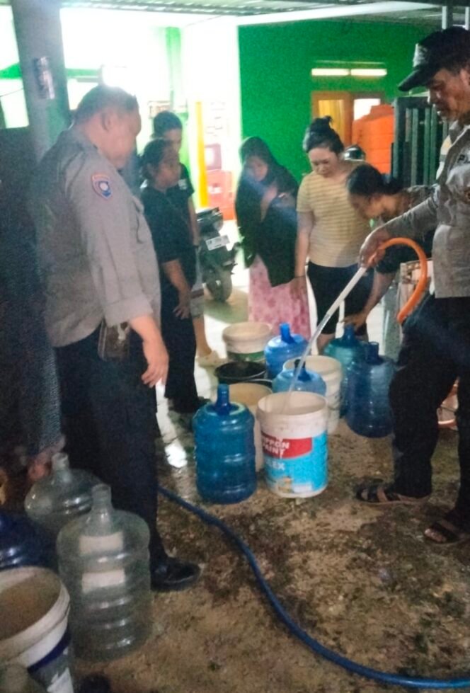 
Kekeringan Melanda, Polsek Wara Salurkan 2.200 Liter Air Bersih bagi Warga Terdampak
