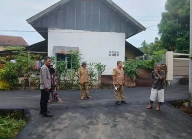 
Sambangi Warga Jalan KH Ahmad Razak, Bhabinkamtibmas dan Lurah Binturu Perkuat Keamanan Lingkungan