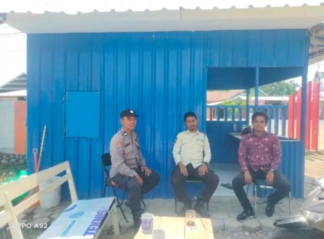 
Jaga Kekondusifan Kampus, Bhabinkamtibmas Songka Sambangi Staf dan Sekuriti Unismuh Palopo