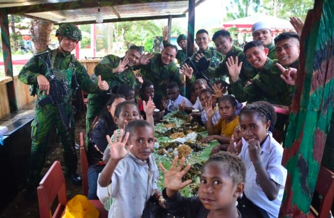 
Semarak HUT TNI ke-81, Satgas Pamtas RI-PNG Mobile Yonif 725/Woroagi Makan Bersama Warga Papua