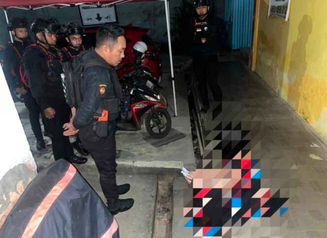
Polri untuk Masyarakat, Tim Perintis Polda Sultra Bantu Perempuan Sakit Maag Tengah Malam