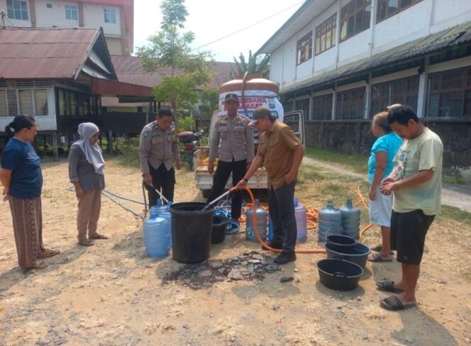 
Polsek Wara Salurkan 1.400 Liter Air Bersih Gratis untuk Warga Terdampak Kemarau