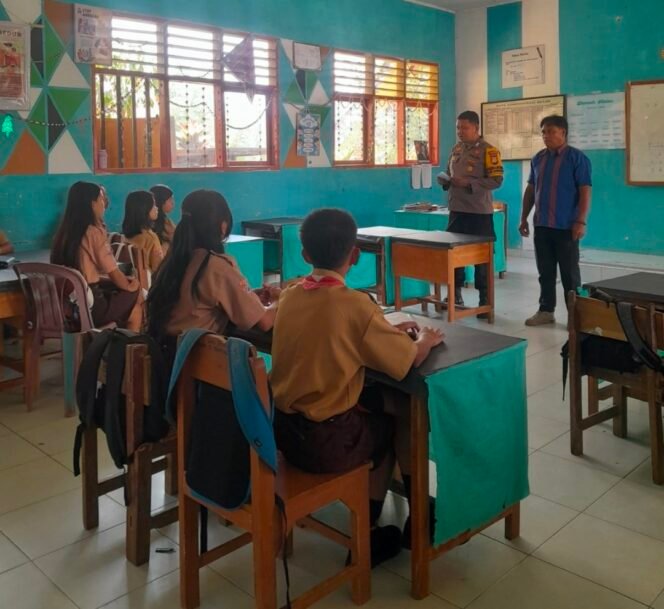 
Sosialisasikan SPMB SMA Kemala Taruna Bhayangkara, Bhabinkamtibmas Sanggalangi’ Sambangi SMPN 3 Satap Buntao