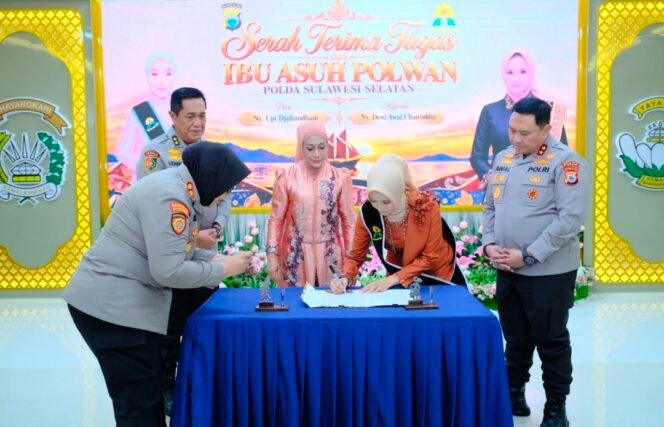 
Ny. Dewi Awal Chairuddin Resmi Emban Amanah sebagai Ibu Asuh Polwan Polda Sulsel