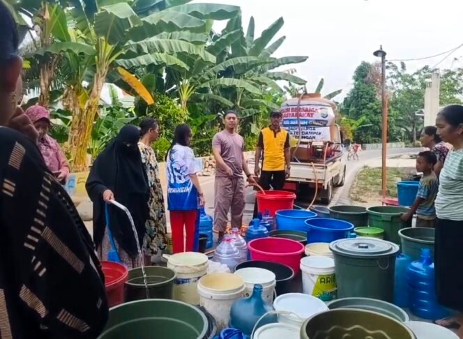 
Musim Kemarau, Polsek Wara Salurkan Air Bersih di Lima Titik