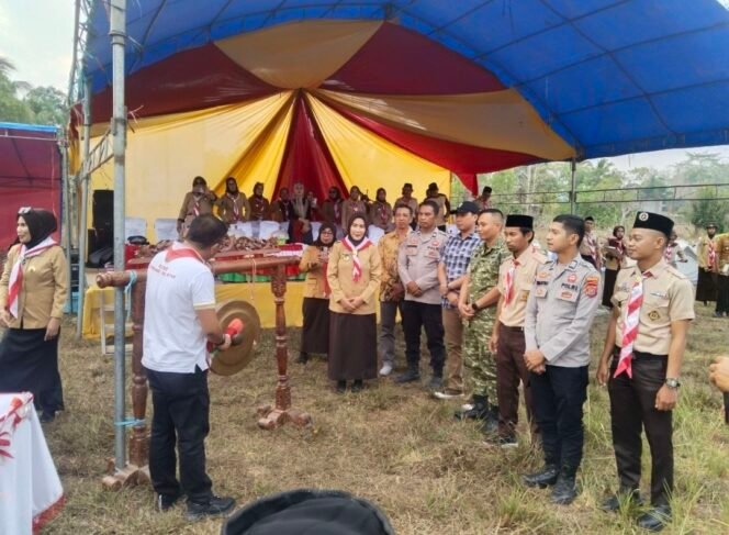 
Danramil 1417-04/Lainea Dukung Pembentukan Karakter Generasi Muda Lewat Kemah Pramuka