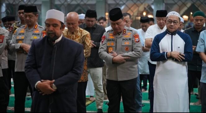 
Ajak Warga Jaga Kamtibmas, Kapolda Sulsel dan PJU Shalat Subuh Berjamaah di Lima Masjid