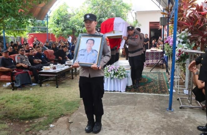 
Polres Palopo Beri Penghormatan Terakhir kepada AIPTU (Purn) JB Noling