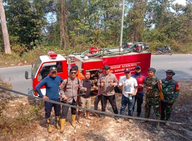 
Babinsa Koramil 1417-09/Ranomeeto dan Tim Gabungan Padamkan Kebakaran Hutan di Wolasi