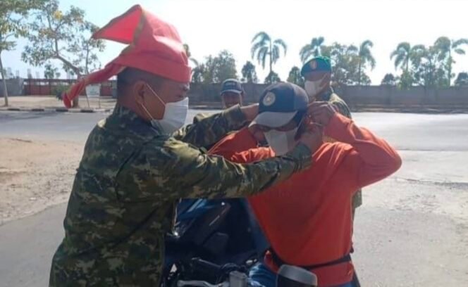 
Babinsa Kodim 1417/Kendari Bagikan Masker untuk Cegah Dampak Kabut Asap Karhutla