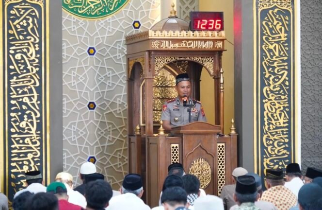 
Jumat Keliling, Kapolresta Kendari Ajak Jamaah Masjid Syakirah Rahmatilah Jaga Kamtibmas