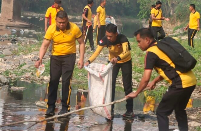 
Kapolres Torut Pimpin Aksi Green Policing Bersihkan Sungai Sa’dan
