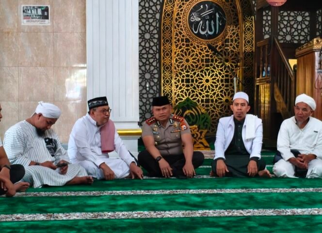 
Jumat Keliling, Kapolres Torut Ajak Jamaah Masjid Besar Rantepao Rawat Toleransi dan Jaga Kerukunan Antarumat Beragama