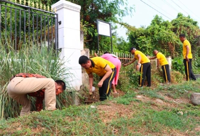 
Green Policing, Kapolres Palopo dan Warga Bersihkan Lingkungan Tomarundung