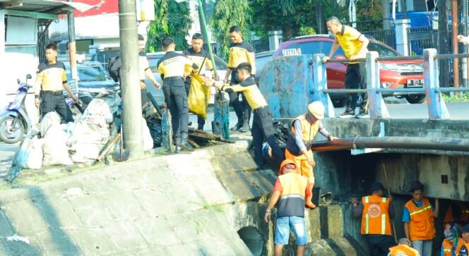 
Kapolda Sulsel Galakkan Jumat Bersih, Ajak Warga Peduli Lingkungan