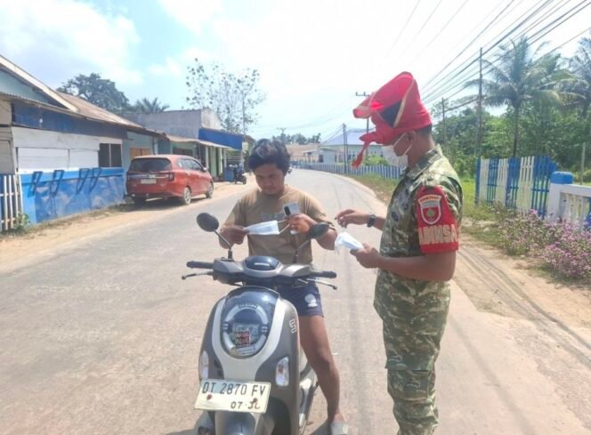 
Kodim 1417/Kendari Bagikan 750 Masker untuk Cegah Dampak Kabut Asap