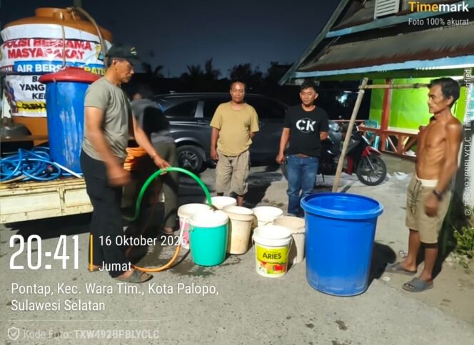
Polsek Wara Salurkan Air Bersih ke Tiga Kelurahan di Palopo