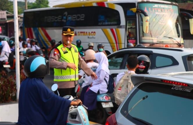 
Polisi Bersama Masyarakat, Kapolres Palopo Turun Langsung Atur Lalu Lintas di Taman I Love Palopo