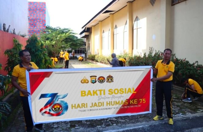 
Sambut HUT Humas Polri ke-75, Polres Palopo Gelar Baksos Bersihkan Rumah Ibadah