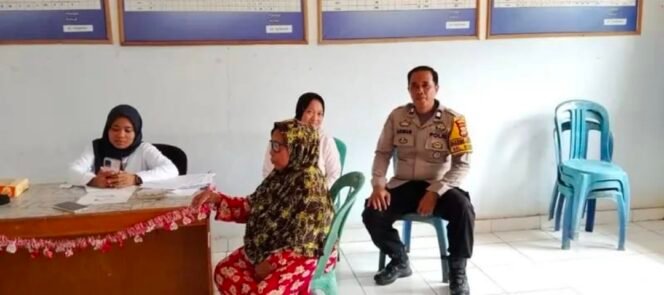 
Bhabinkamtibmas Kelurahan Sendana Pantau Pendataan Calon Penerima Bansos
