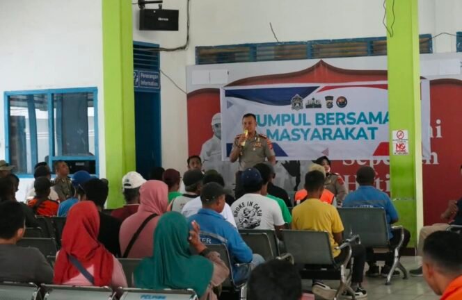 
Gelar Kumpul Bersama Masyarakat, Kapolresta Kendari Serap Aspirasi Buruh Pelabuhan Nusantara