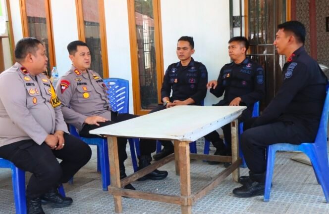 
Kapolres Palopo Beri Motivasi Personel Brimob yang Bertugas di Mancani