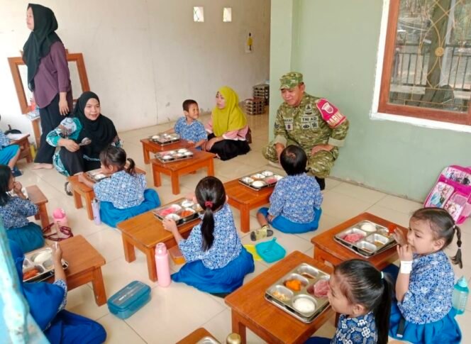 
Dukung Gizi Anak, Babinsa Koramil 1417-12/Soropia Dampingi Program MBG di Lalonggasumeeto