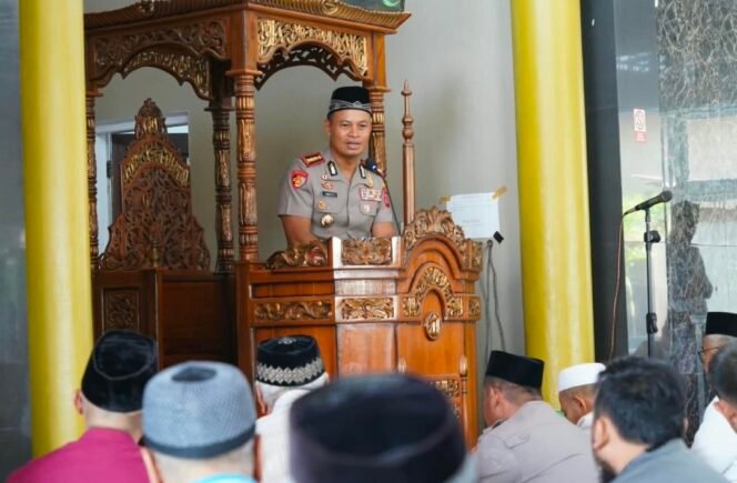 
Jumat Keliling, Kapolresta Kendari Ajak Jamaah Masjid Al Muhajirin Jaga Kamtibmas