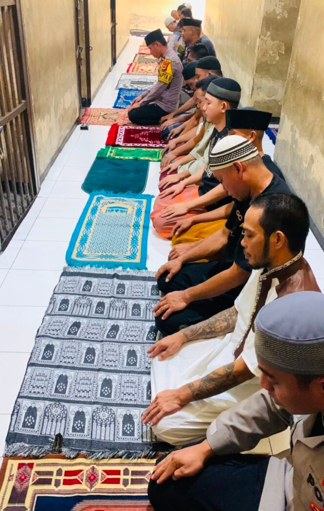 
Pamapta dan Piket Tahanan Polres Palopo Salat Jumat Bersama Tahanan