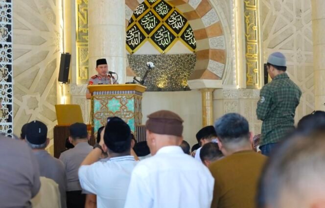 
Gelar Jumat Keliling di Masjid Raya Makassar, Kapolda Sulsel Ajak Warga Jaga Kamtibmas