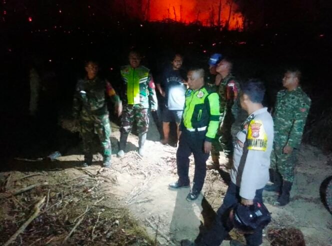 
Personel Gabungan TNI-Polri, Polhut dan Warga Pantau Kebakaran Lahan di Desa Laloumera Konawe