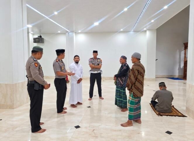 
Subuh Keliling, Kapolres Tator Pererat Silaturahmi dengan Pengurus Masjid Baiturrahman